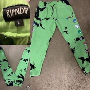 Selling item because I’m cleaning out the closet. Sweat pants never worn.